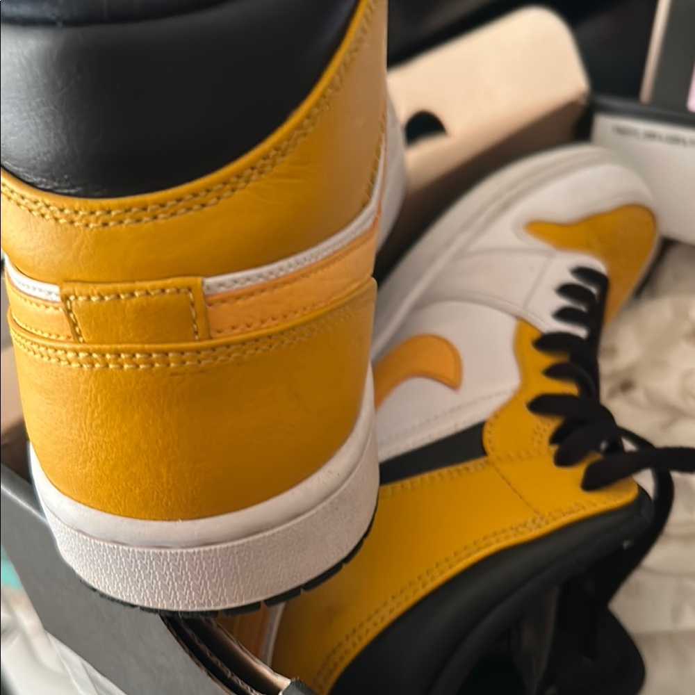 Air Jordan 1 Mid - White and Black - Picture 5 of 12